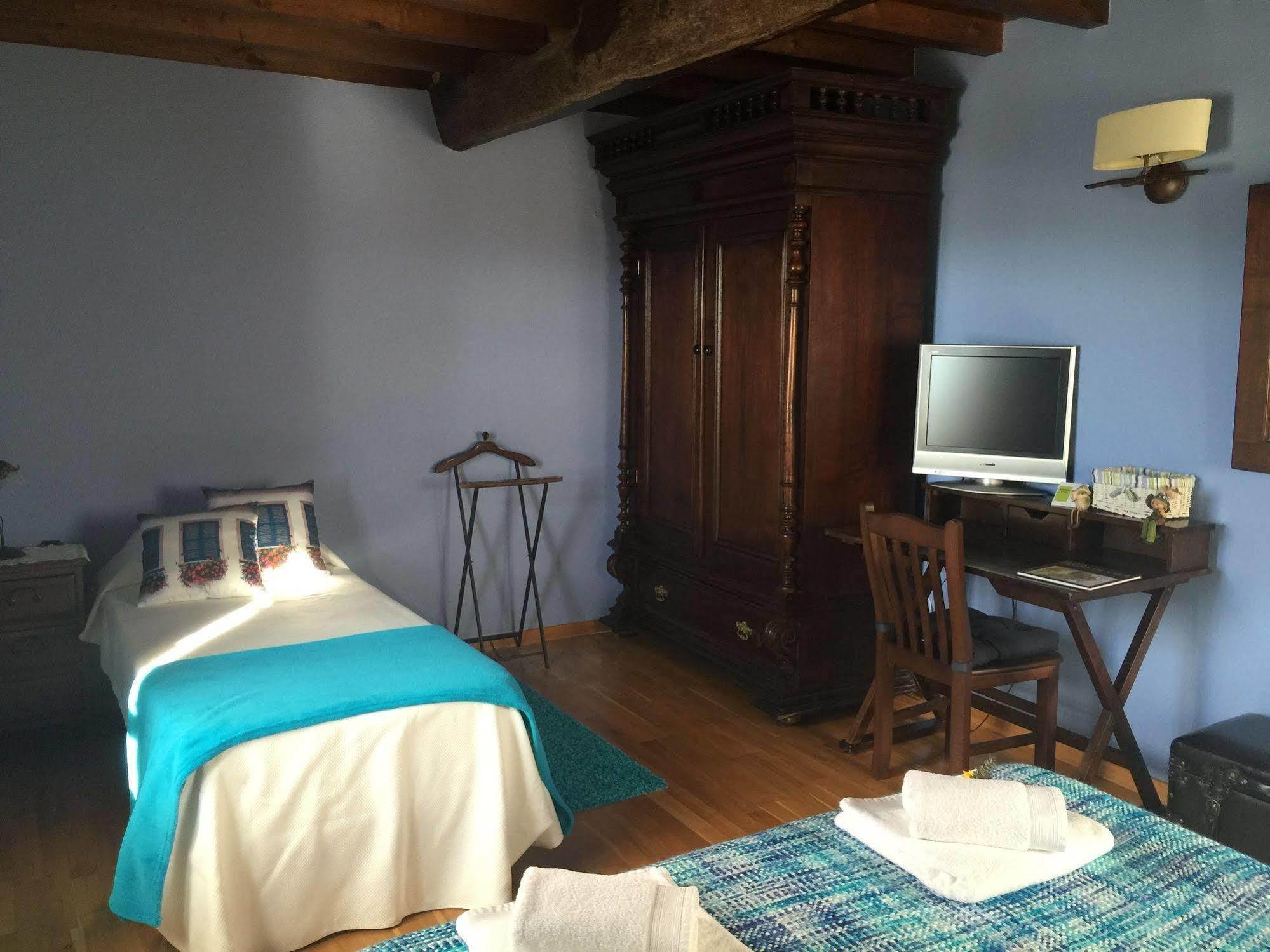 Hotel Os Tres Teixos Adelán Esterno foto