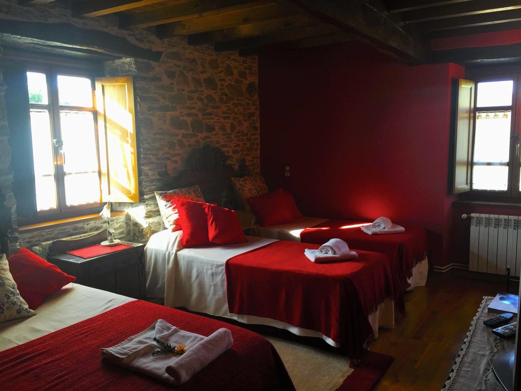 Hotel Os Tres Teixos Adelán Esterno foto